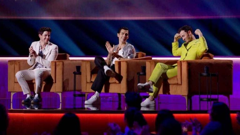 《Jonas Brothers Family Roast強納斯兄弟家族吐槽大會》吐槽給我們帶來了一些笑聲，有時是尷尬的