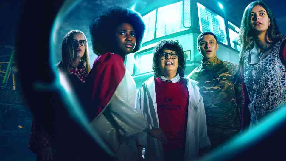 Netflix英劇《地球最後校巴》心得評價：關於科技的警示故事，反思科技潛在的危險 - 青少年科幻影集末日校巴